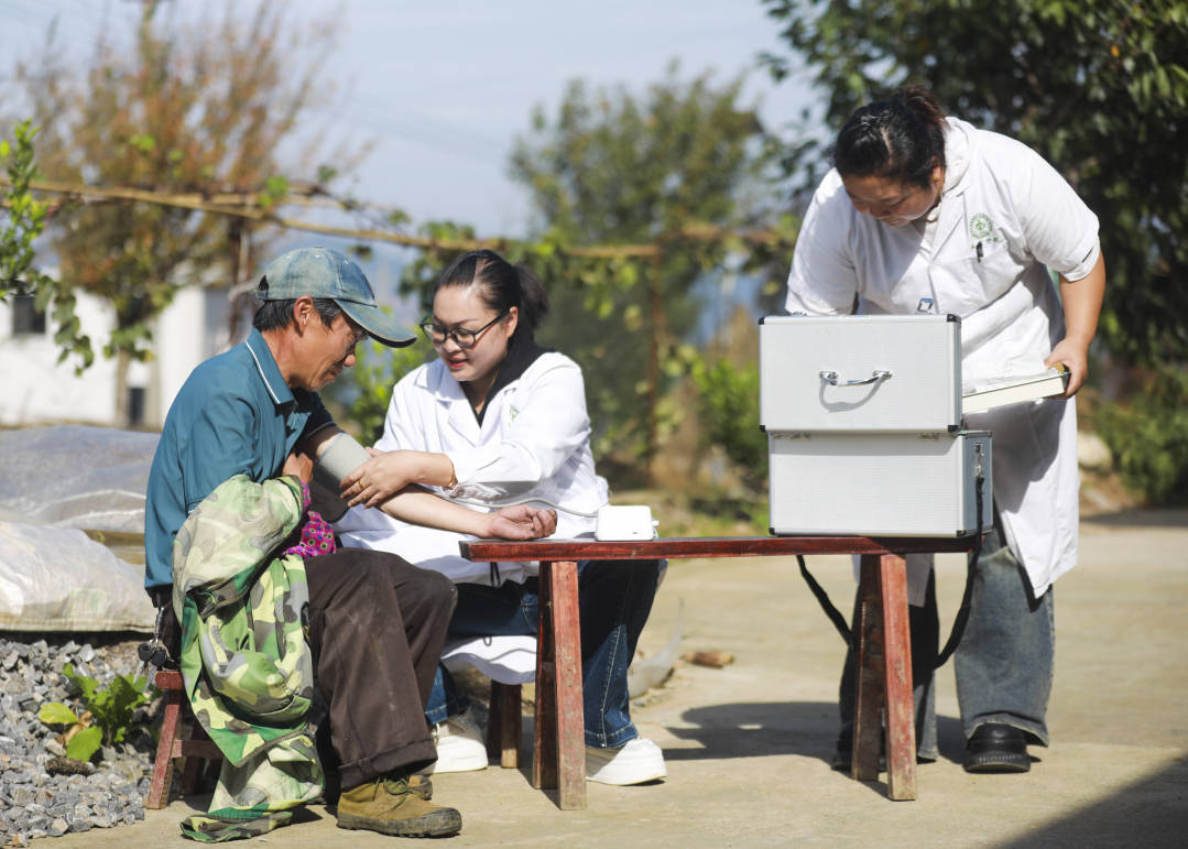 黔西五里鄉 “家庭醫生”送診到家，健康咨詢暖人心